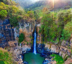 Mountain lodges with panoramic sunrise views