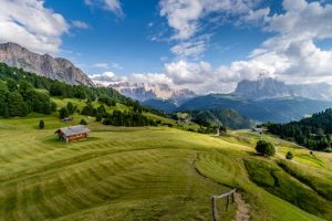 Adventure races through breathtaking natural landscapes